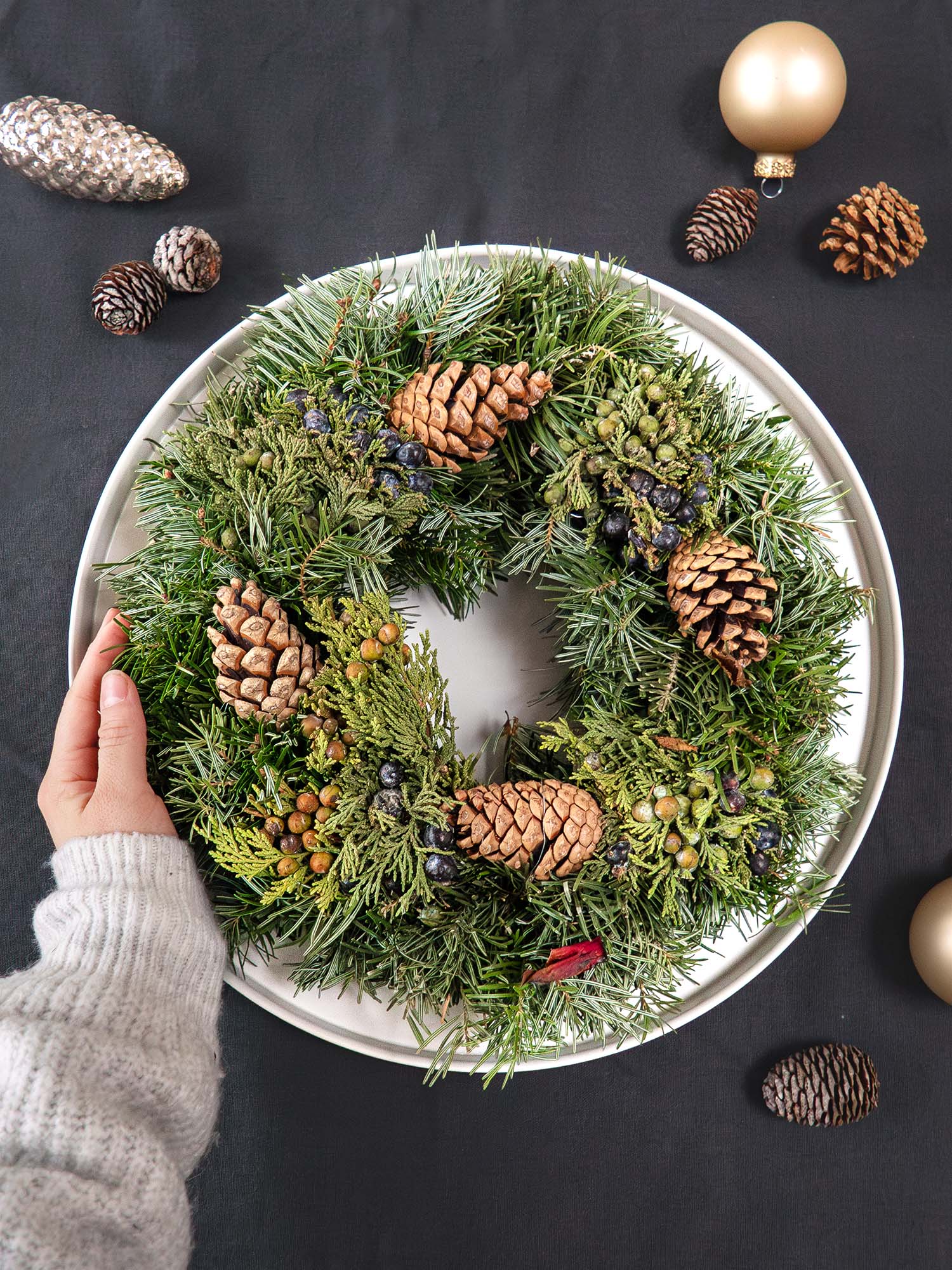 blumigo-wintermix-tannenkranz-mit-zapfen-und-beeren image 1
