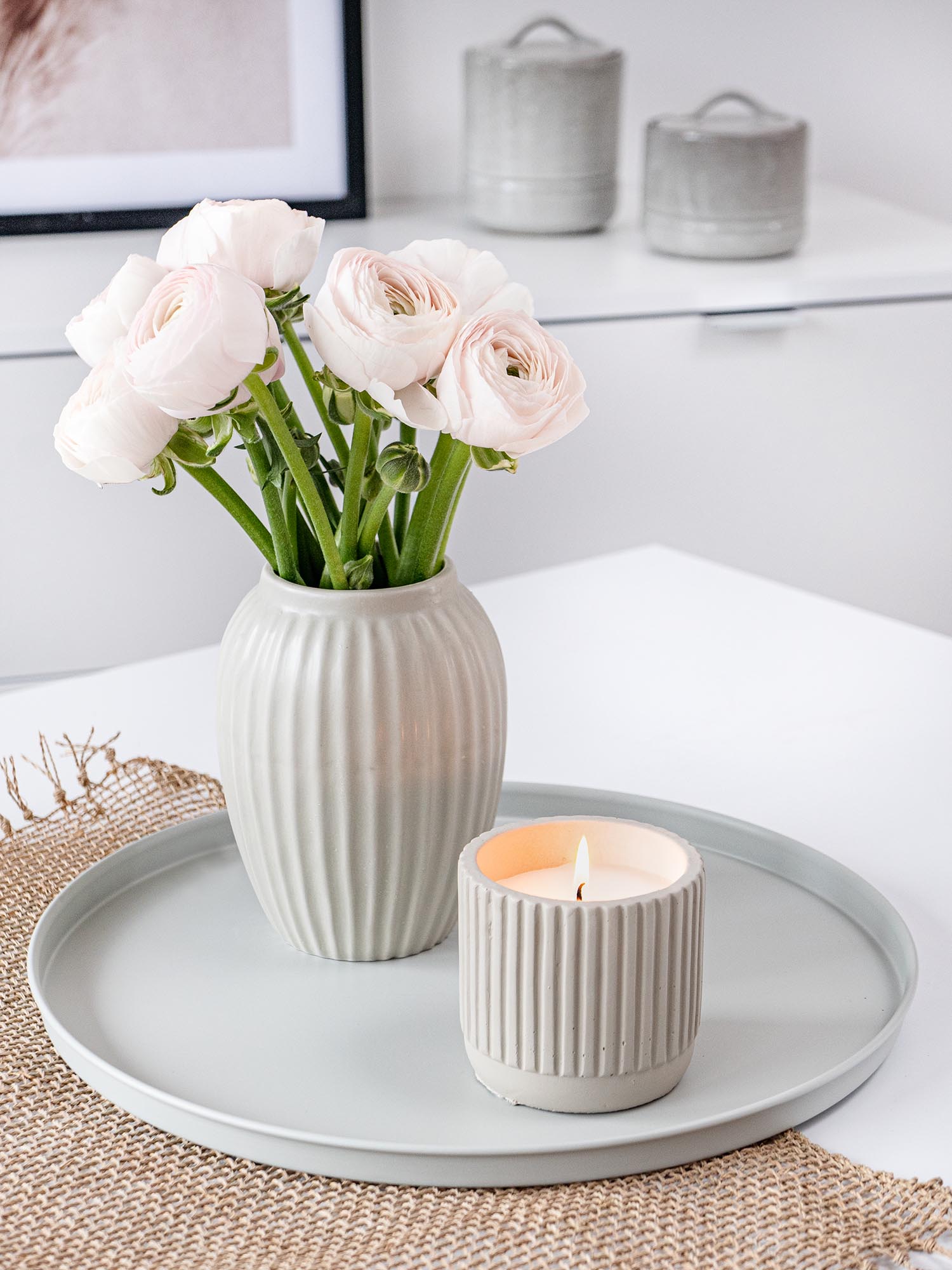 blumigo-felissa-dekokerze-sand-creme-9-cm-stumpenkerze image 8