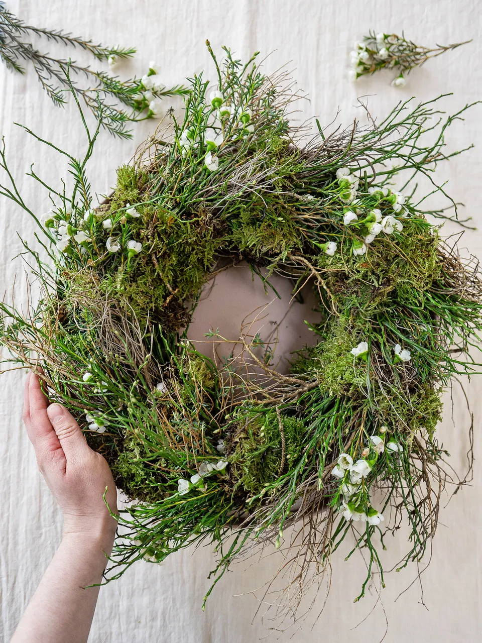 blumigo-blattwerk-und-bindegr-n-spring-vibes-fr-hlingskranz-30-cm image 1