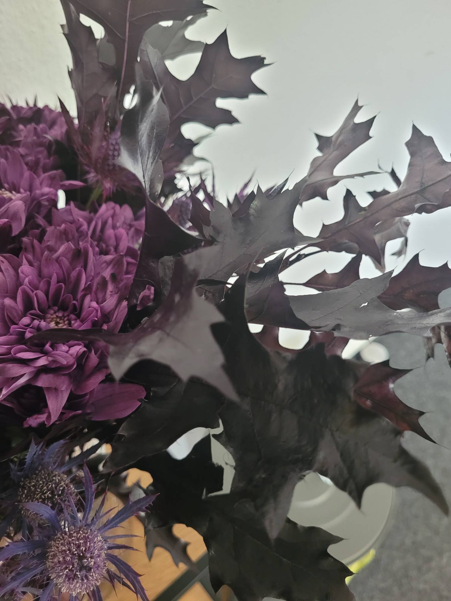 blumigo-eichenbl-tter-bindegr-n-aubergine-painted image 2