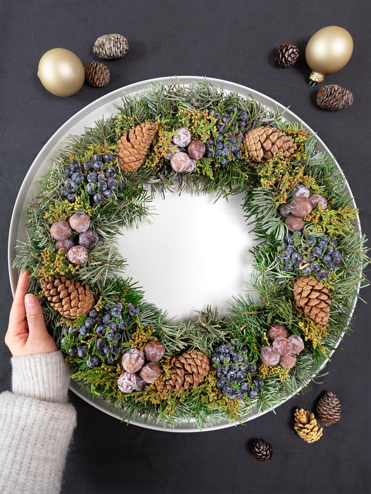 blumigo-wintermix-tannenkranz-mit-zapfen-und-beeren image 2