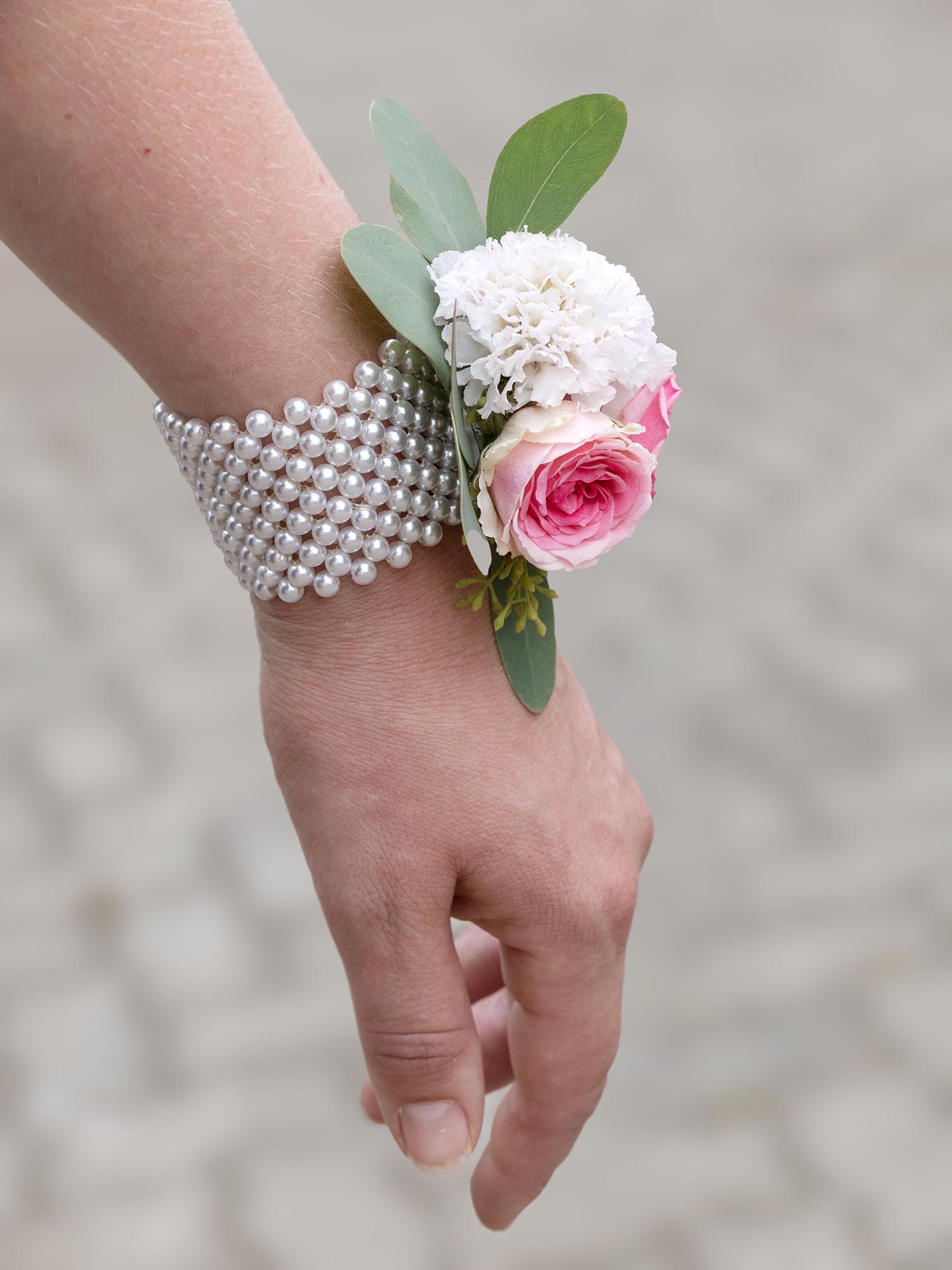 blumigo-armband-aus-wei-en-perlen-hochzeitsschmuck image 3