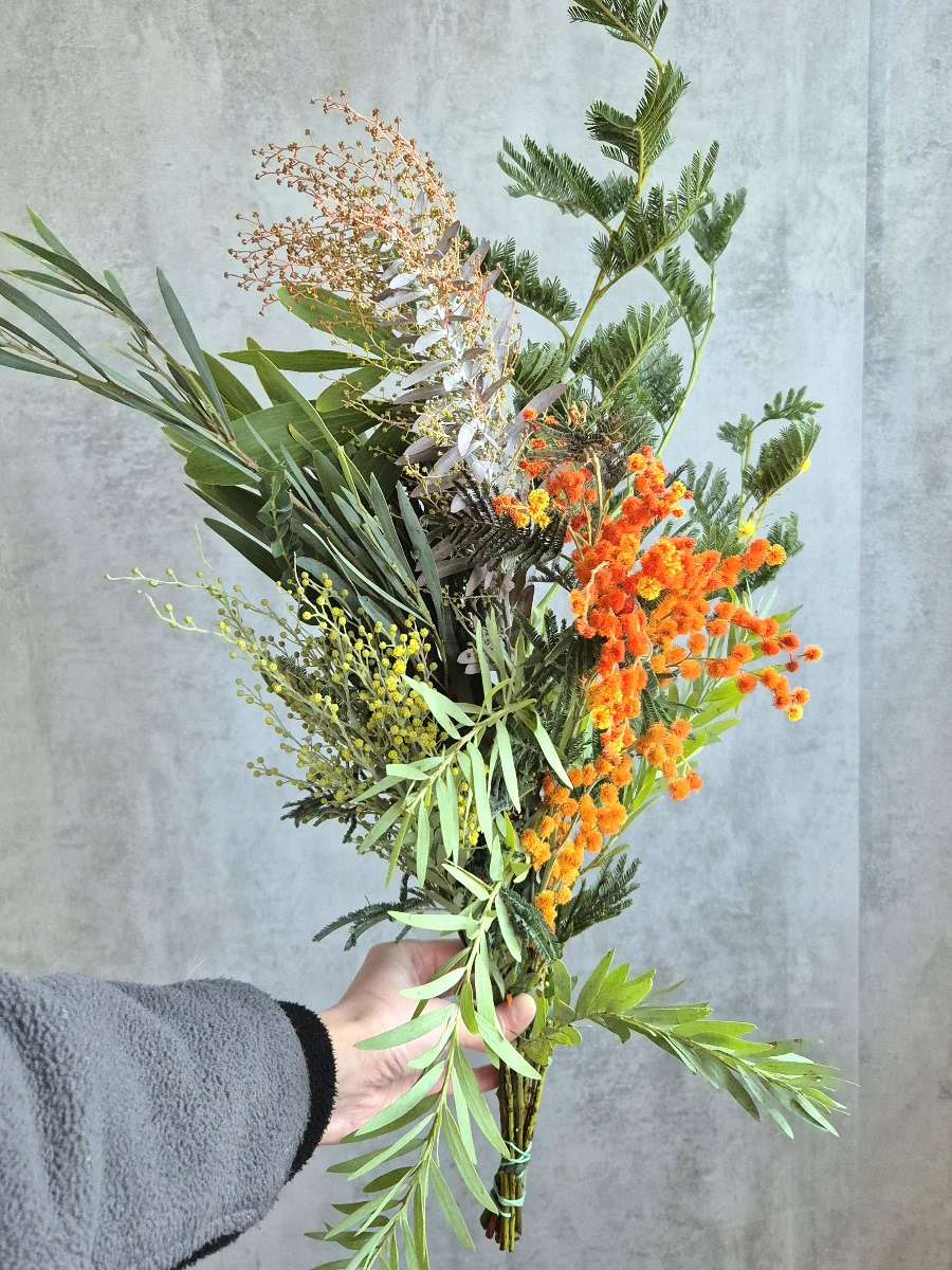 blumigo-exklusives-greenery-mimose-gemischt-bund-schnittblumen image 2