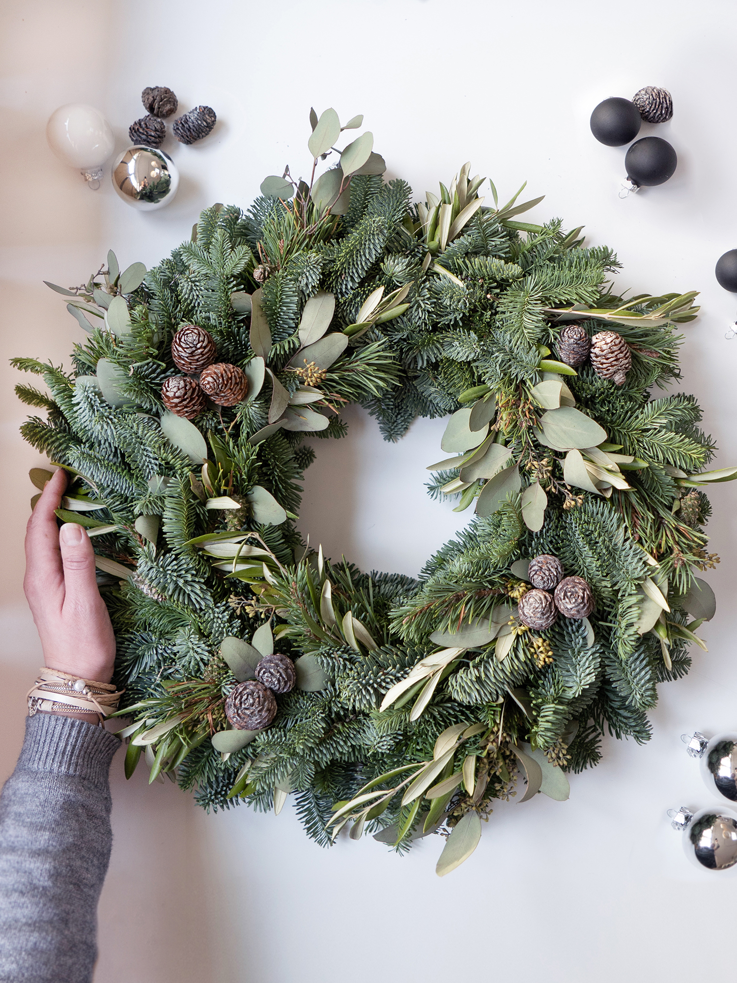 blumigo-modern-green-adventskranz-diy-set-40-cm-mit-kerzen image 4