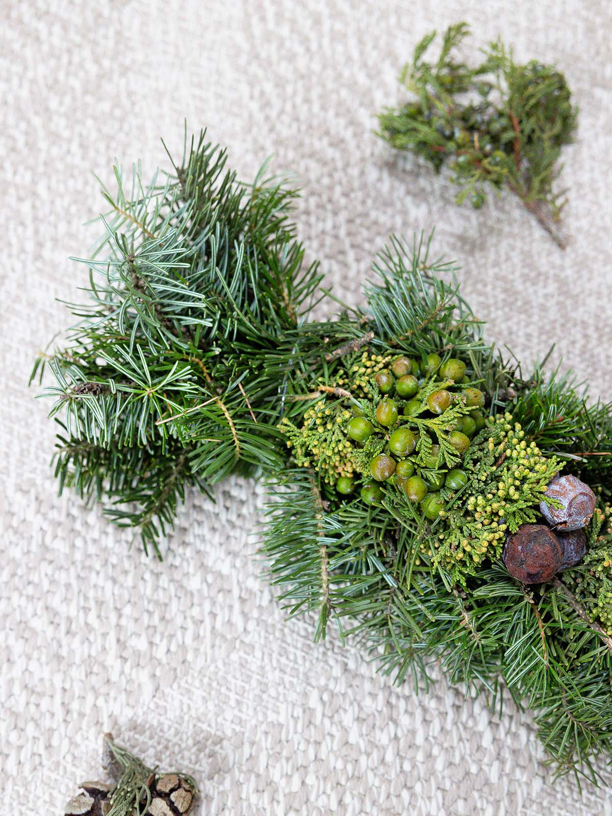 blumigo-tannenleiste-winterbeeren-girlande-80-cm image 2
