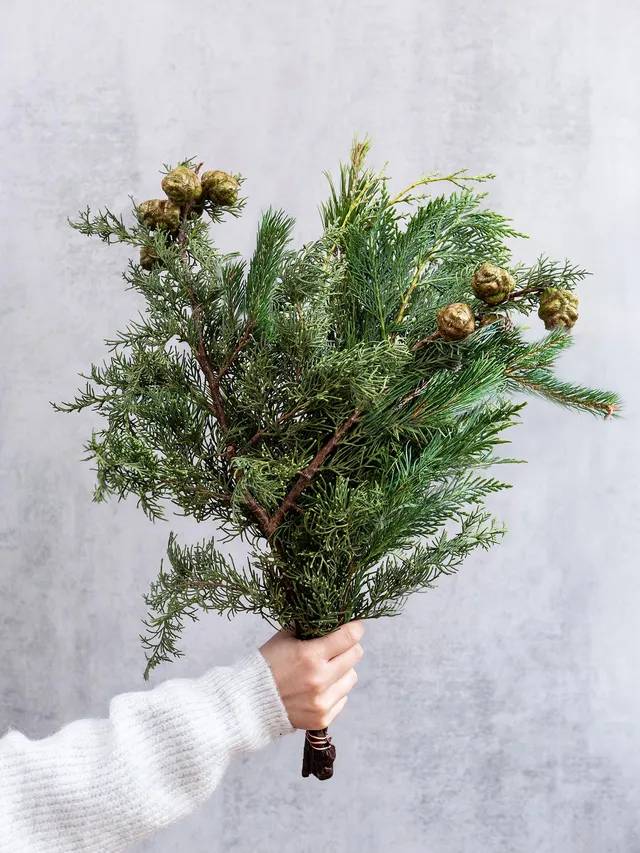 blumigo-winterliches-gr-n-pinus-zypresse-greenery-mix-bund image 1