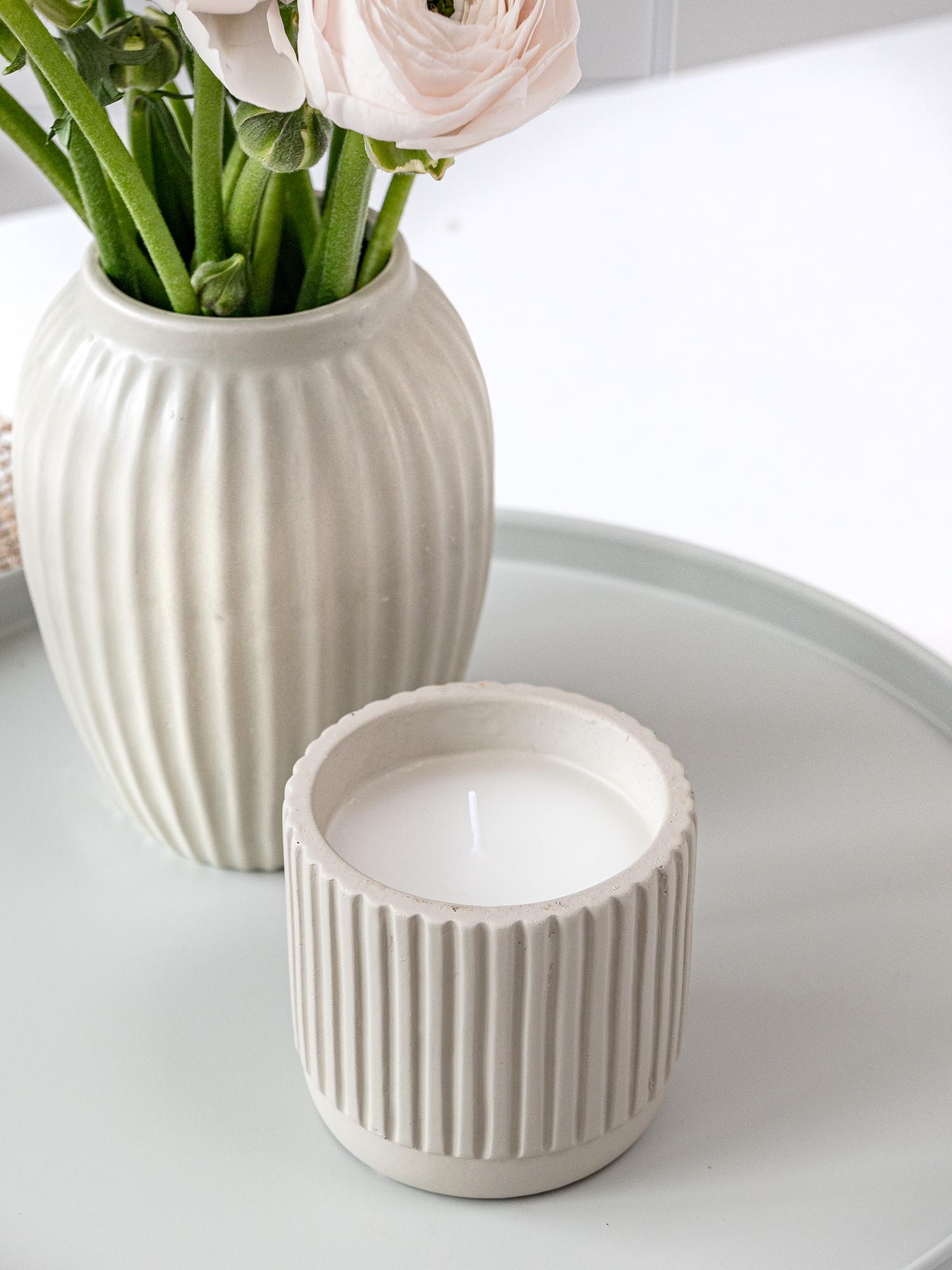 blumigo-felissa-dekokerze-sand-creme-9-cm-stumpenkerze image 6