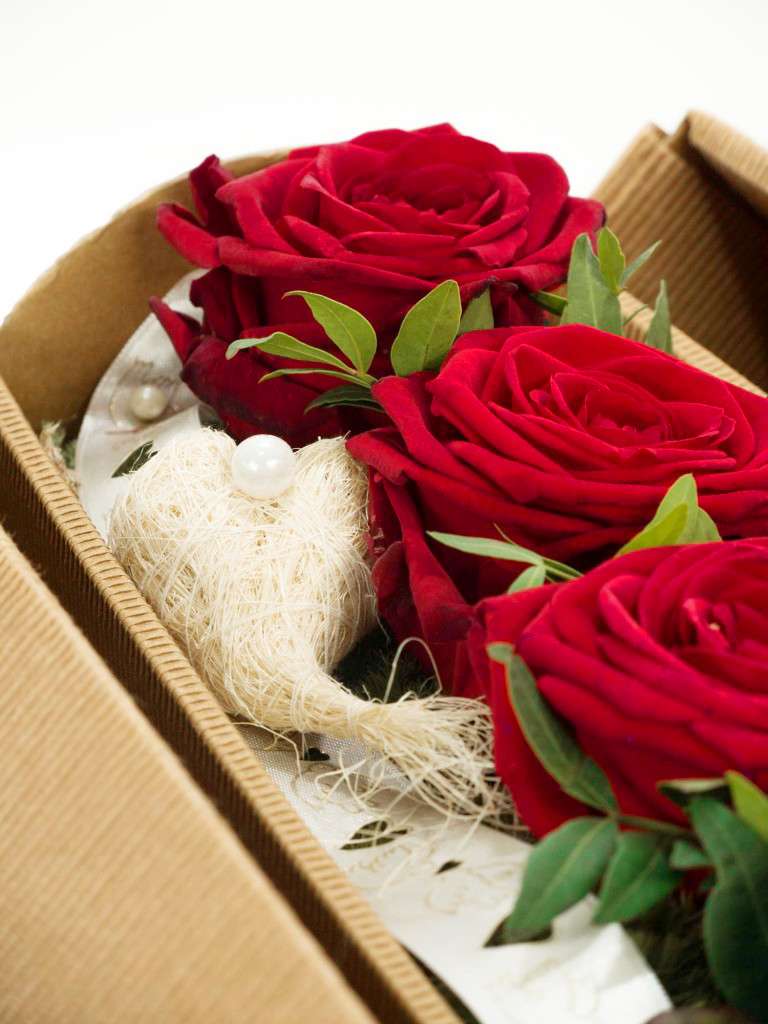 blumigo-rosen-zarte-liebe-rosengesteck-5-rote-rosen image 3