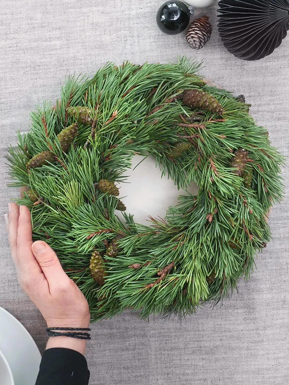 blumigo-winterliches-gr-n-kiefernkranz-pinus-mugo-30-cm image 1