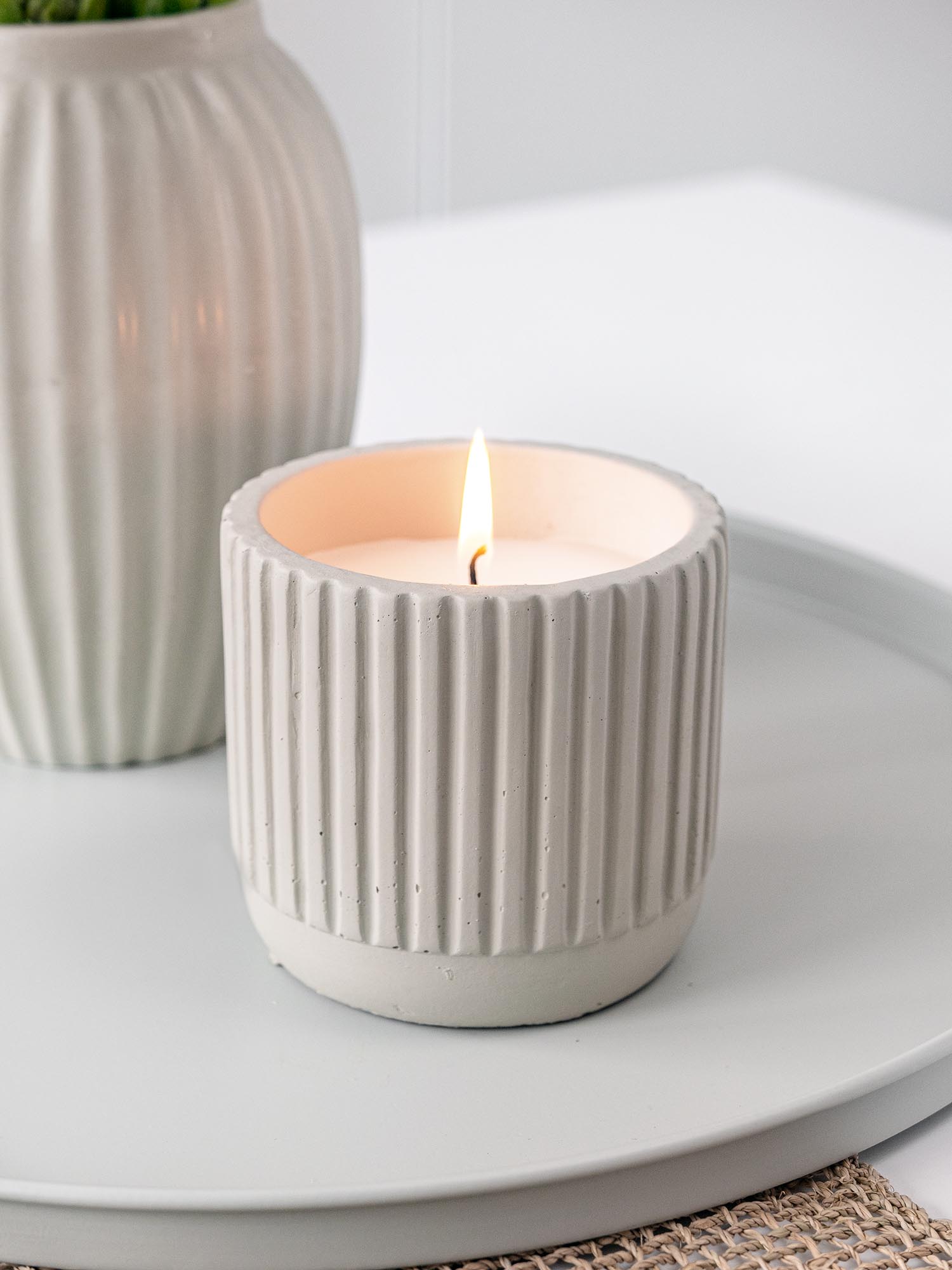 blumigo-felissa-dekokerze-sand-creme-9-cm-stumpenkerze image 4