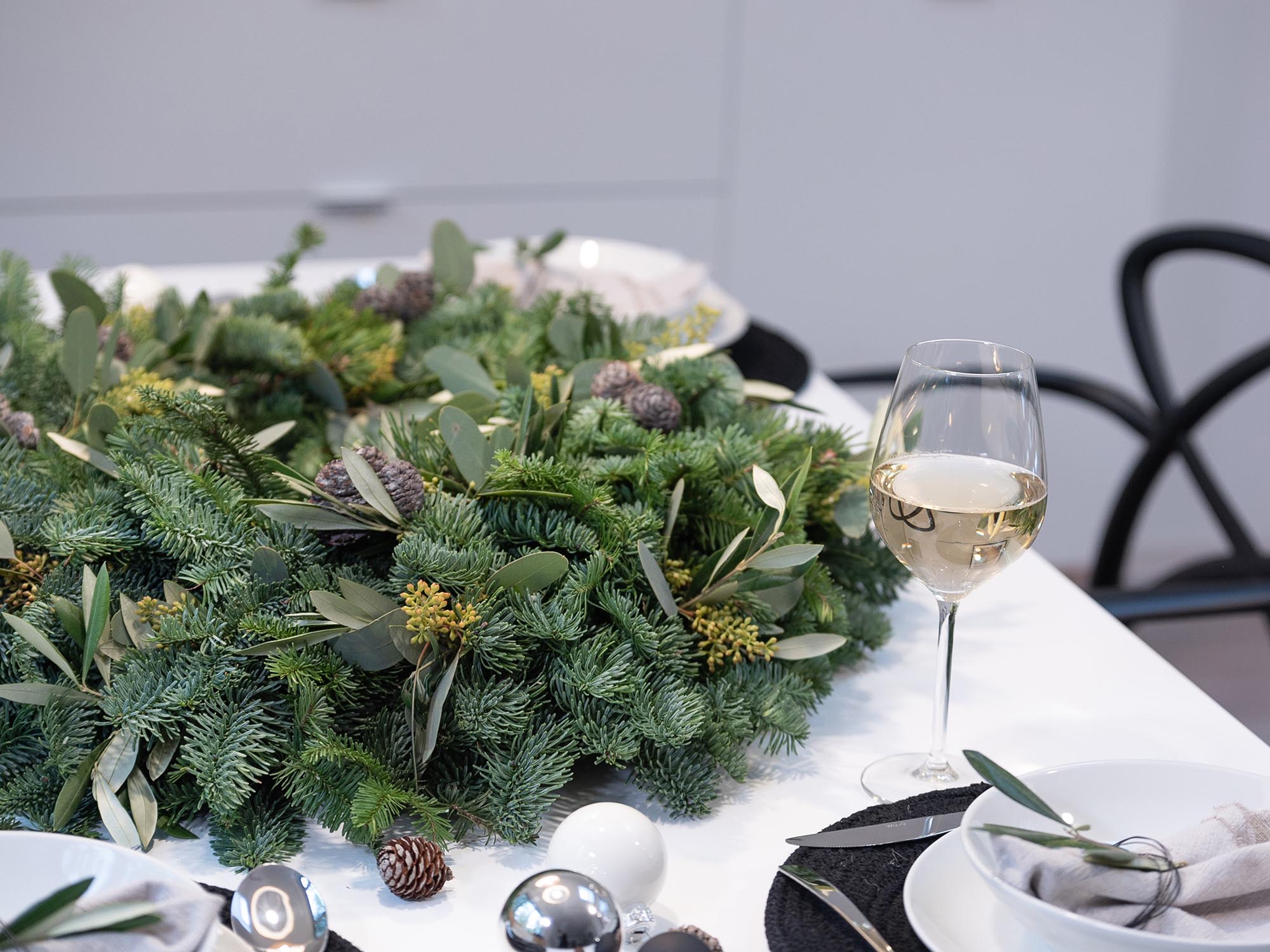 blumigo-modern-green-adventskranz-diy-set-50-cm-mit-kerzen image 4