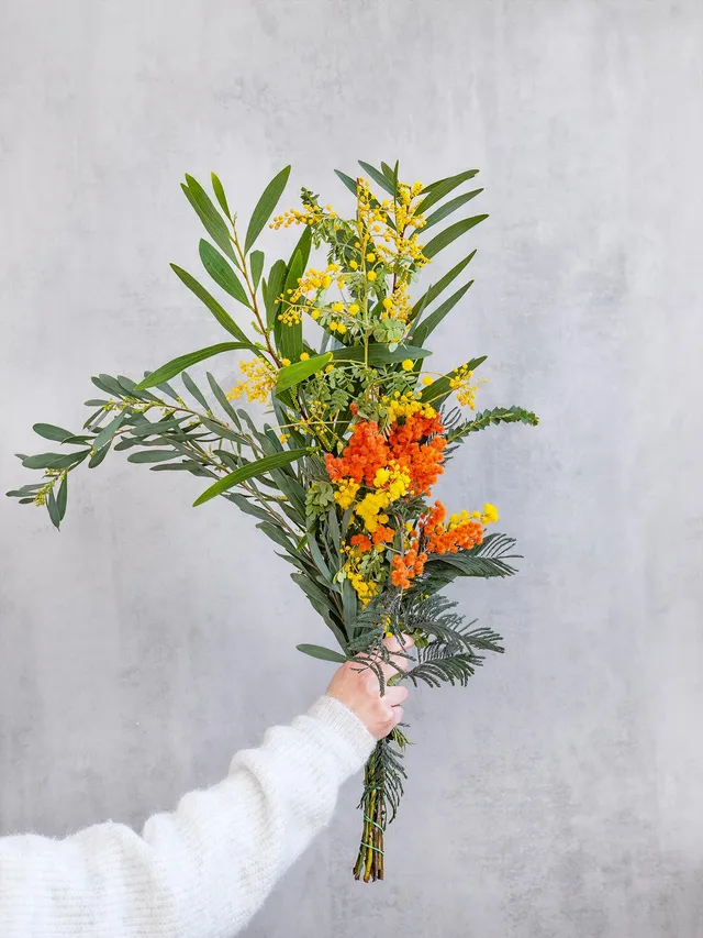 blumigo-exklusives-greenery-mimose-gemischt-bund-schnittblumen image 1