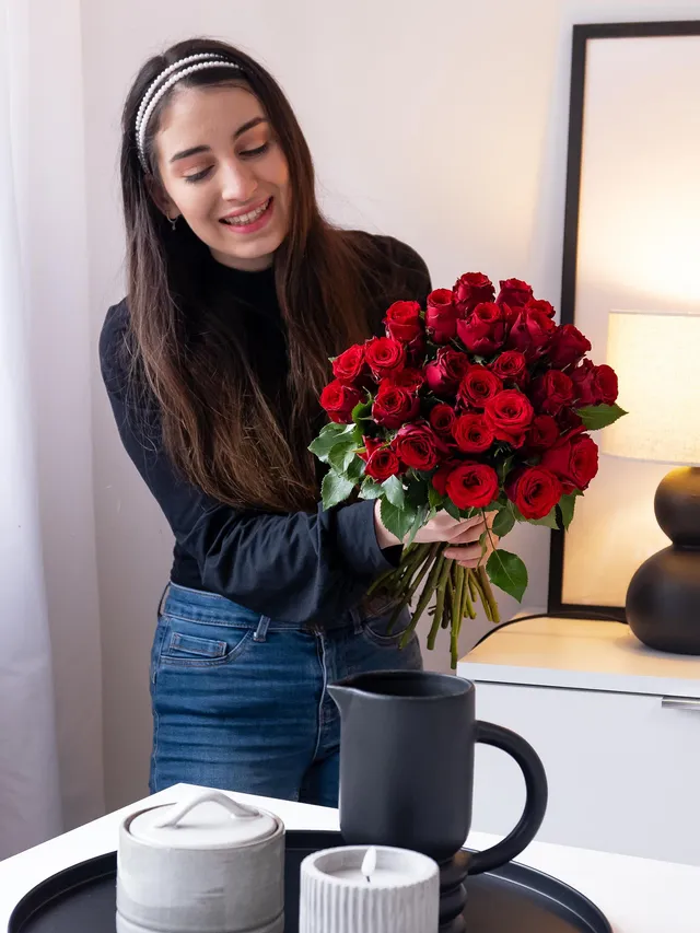 blumigo-rosen-30-kurze-rote-rosen-strau-valentinstag image 1