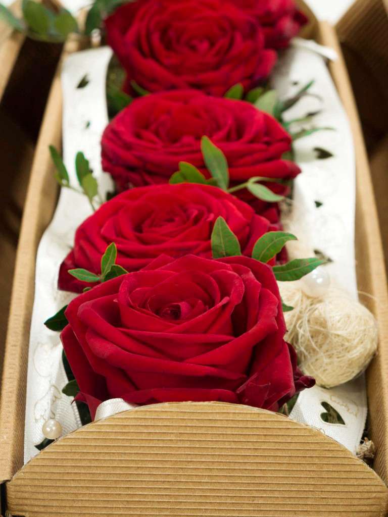blumigo-rosen-zarte-liebe-rosengesteck-5-rote-rosen image 2