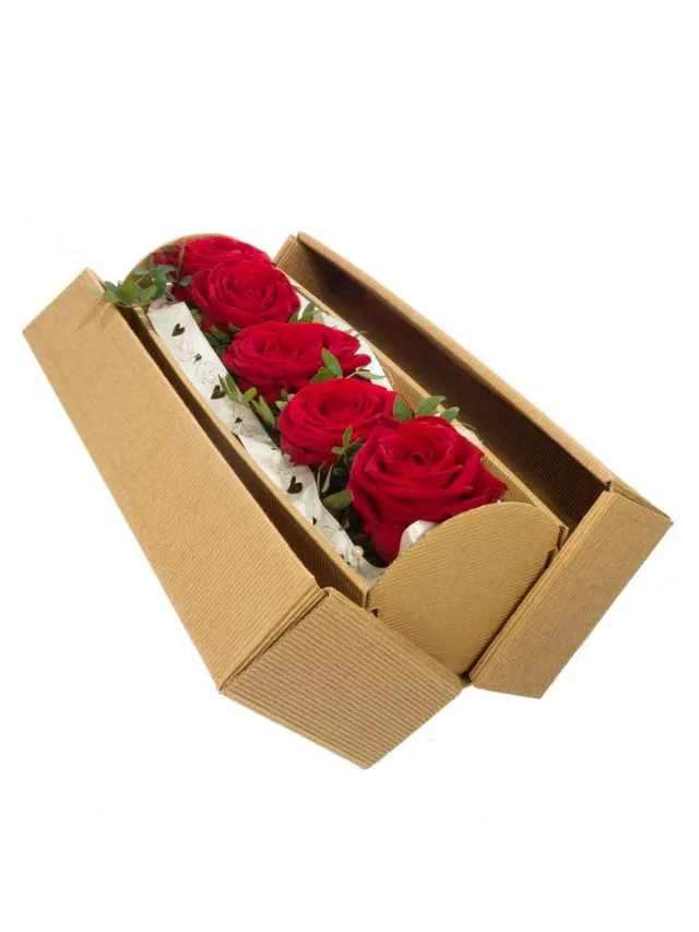 blumigo-rosen-zarte-liebe-rosengesteck-5-rote-rosen image 1