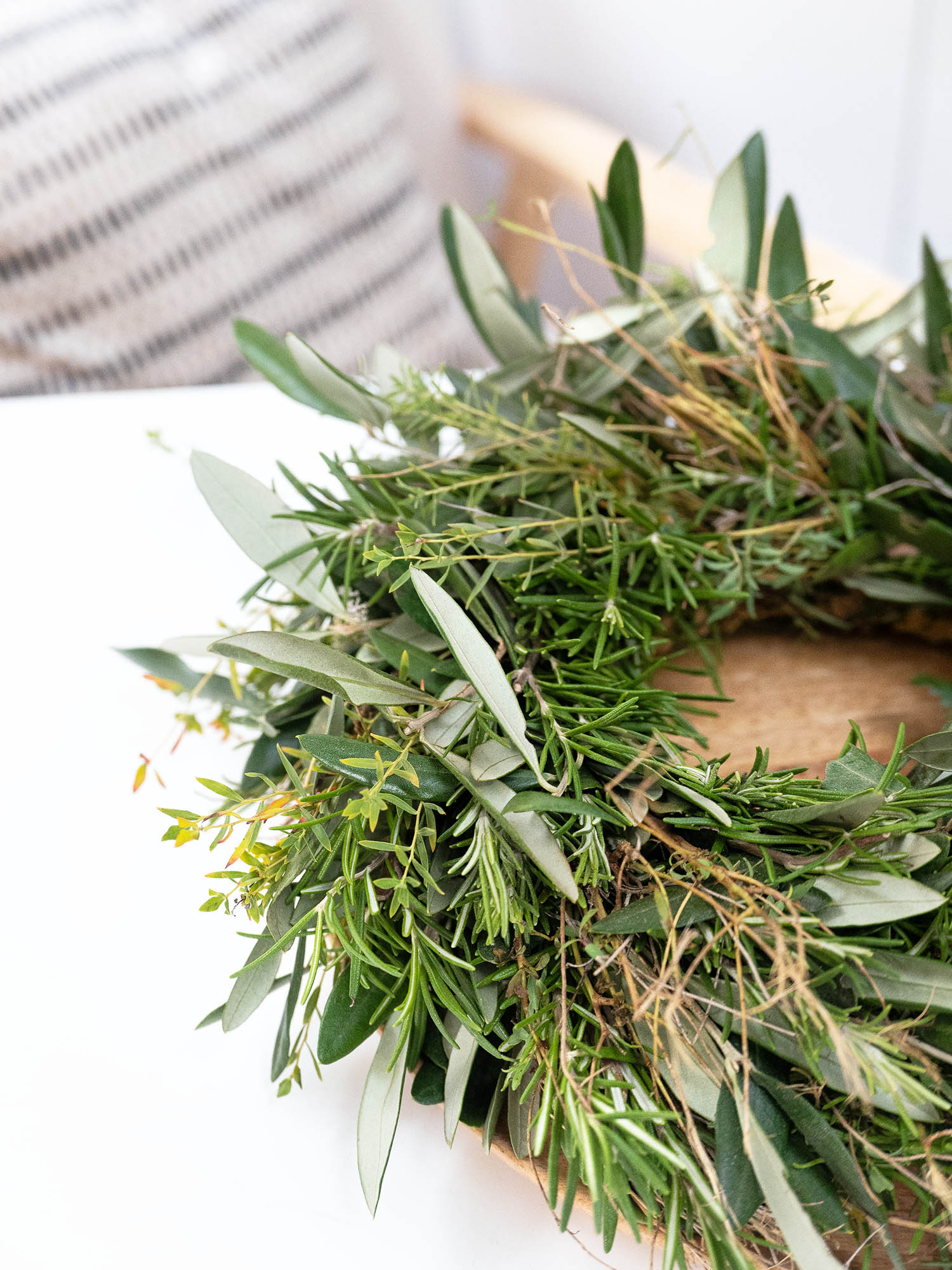 blumigo-exklusives-greenery-zierkranz-olive-euphorbia-30-33-cm image 2