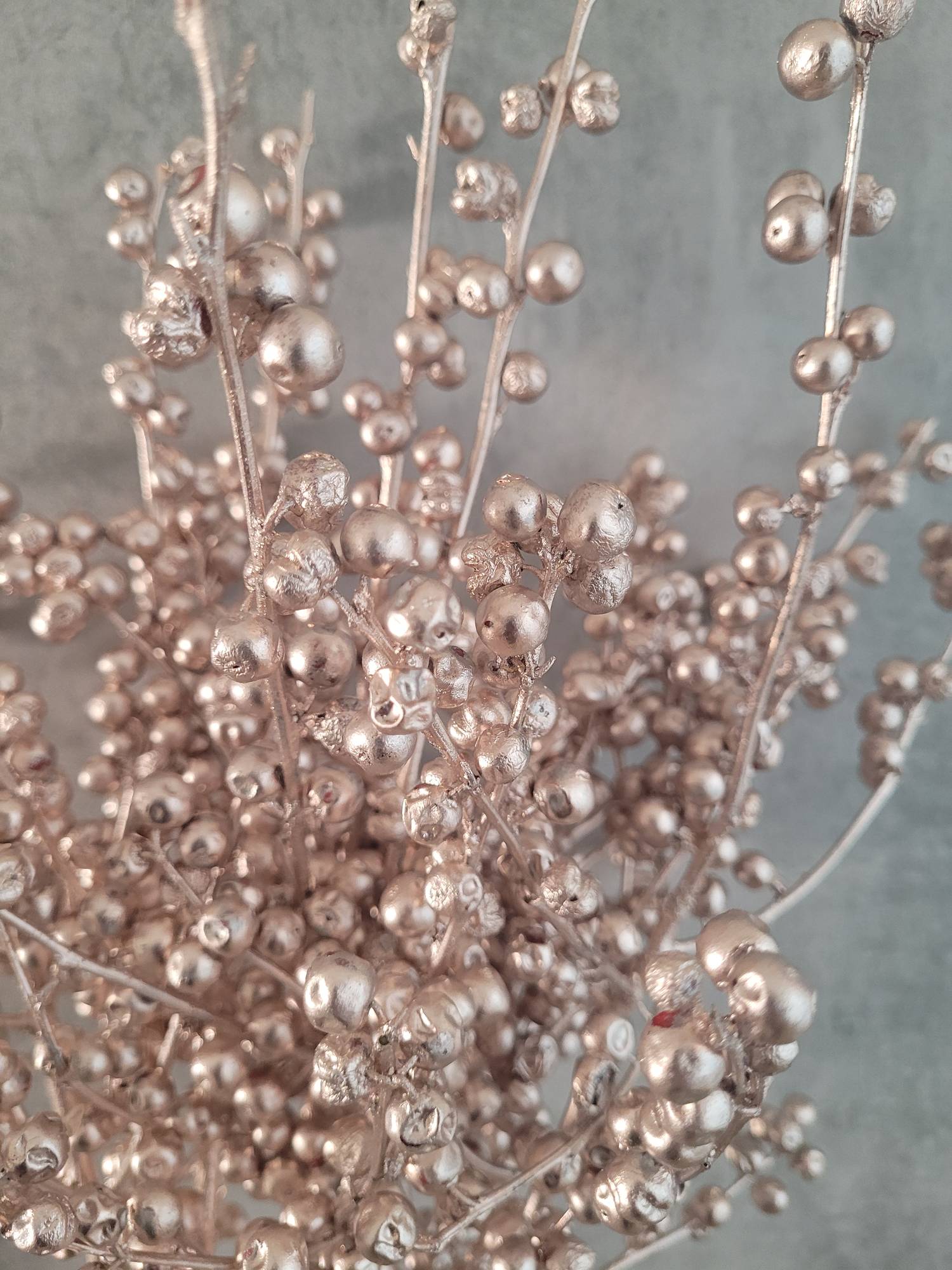 blumigo-wintergr-n-ilex-painted-champagne-zweigbund image 2