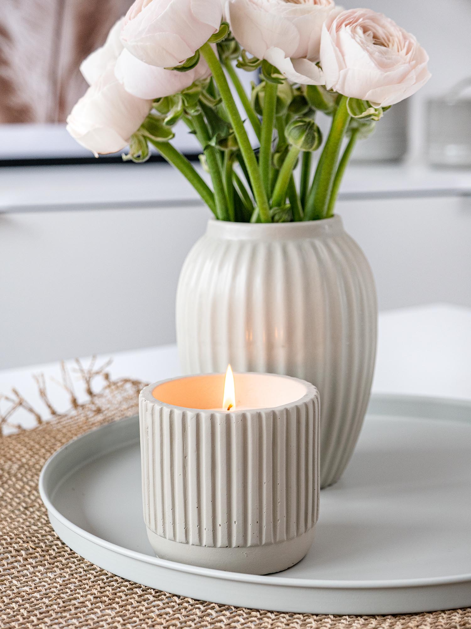 blumigo-felissa-dekokerze-sand-creme-9-cm-stumpenkerze image 7