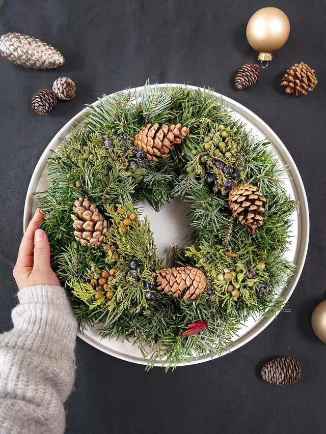 blumigo-wintermix-tannenkranz-mit-zapfen-und-beeren image 1