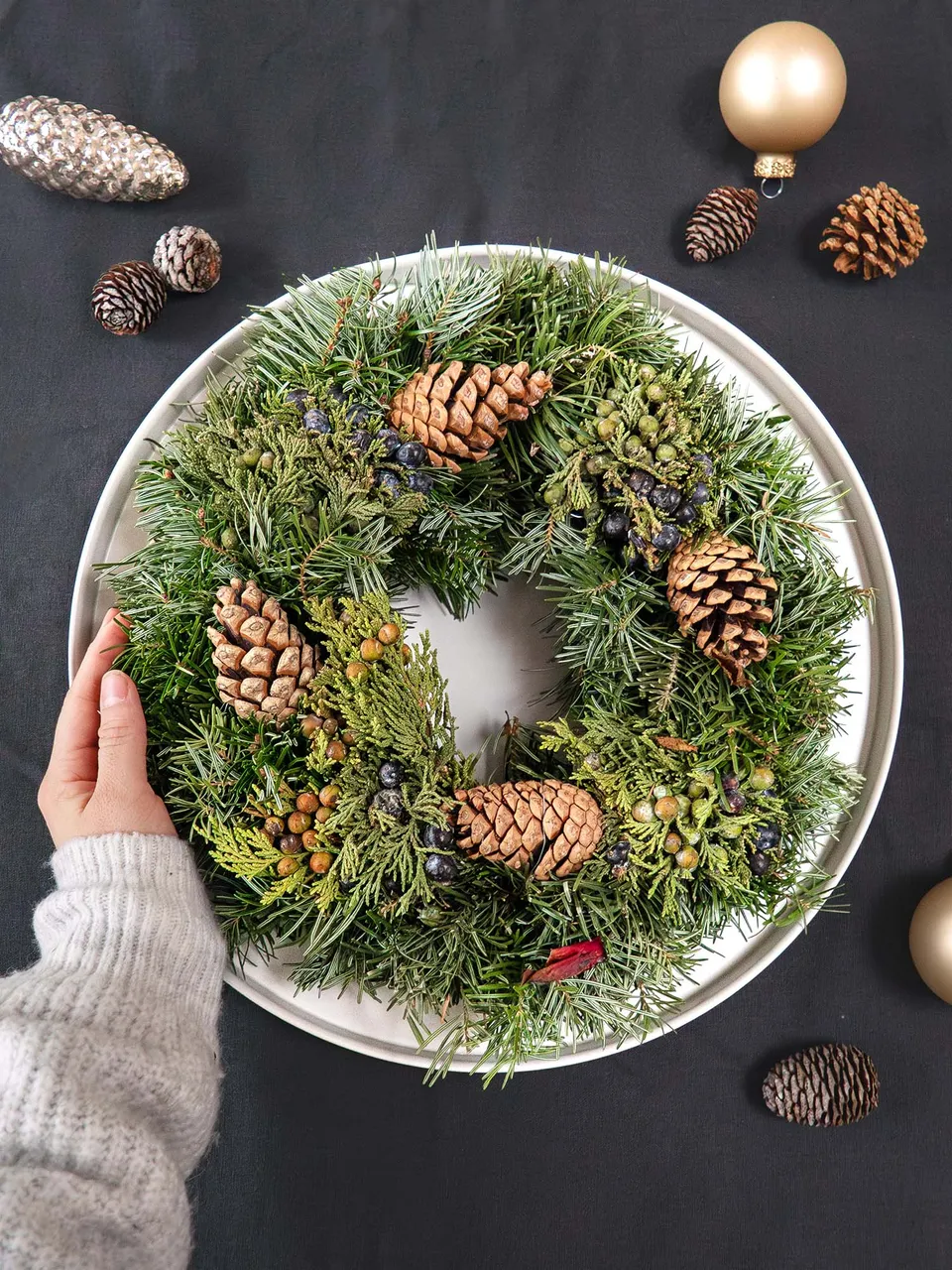 blumigo-wintermix-tannenkranz-mit-zapfen-und-beeren image 1