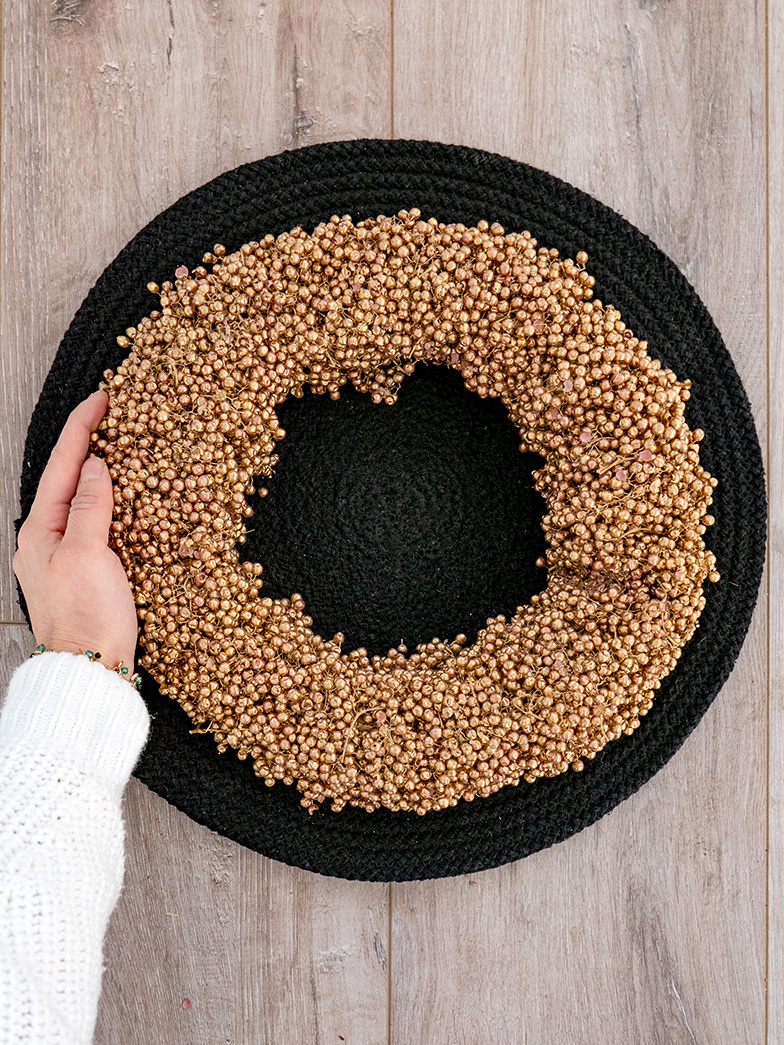 blumigo-trockenblumen-pfefferbeerenkranz-antik-gold-30cm image 1