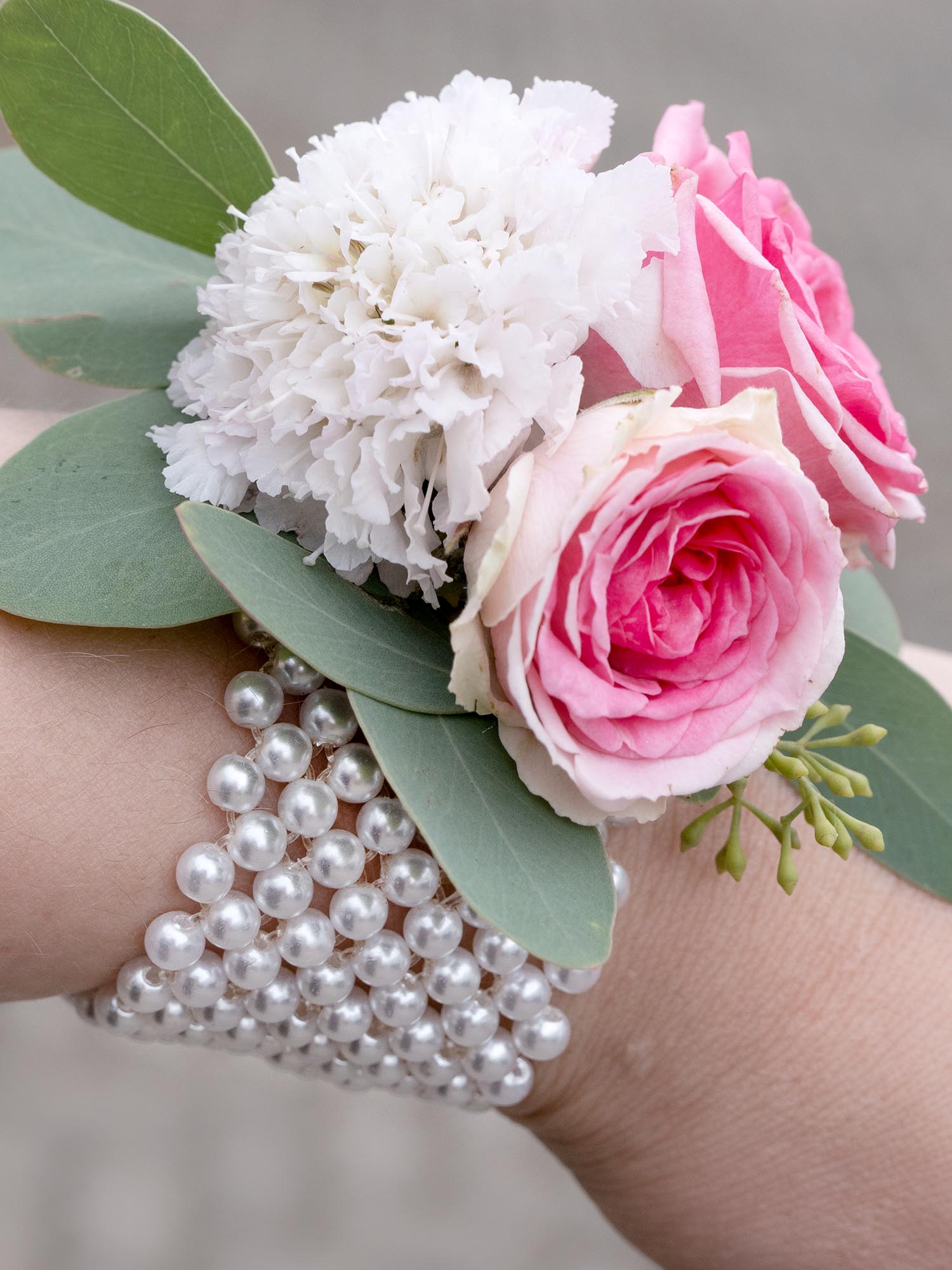 blumigo-armband-aus-wei-en-perlen-hochzeitsschmuck image 4