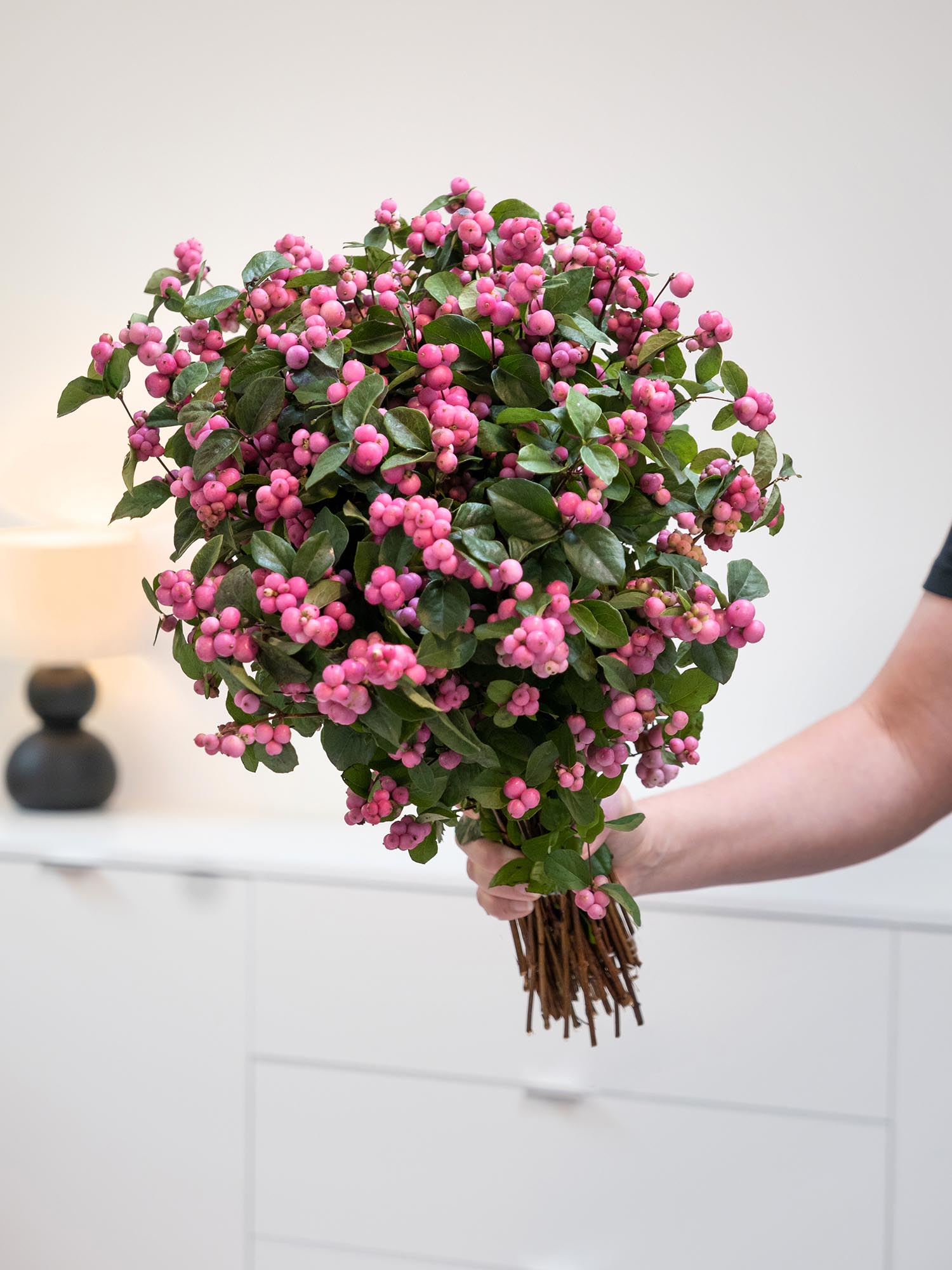 blumigo-magical-pride-schneebeeren-pink-frisches-greenery image 4