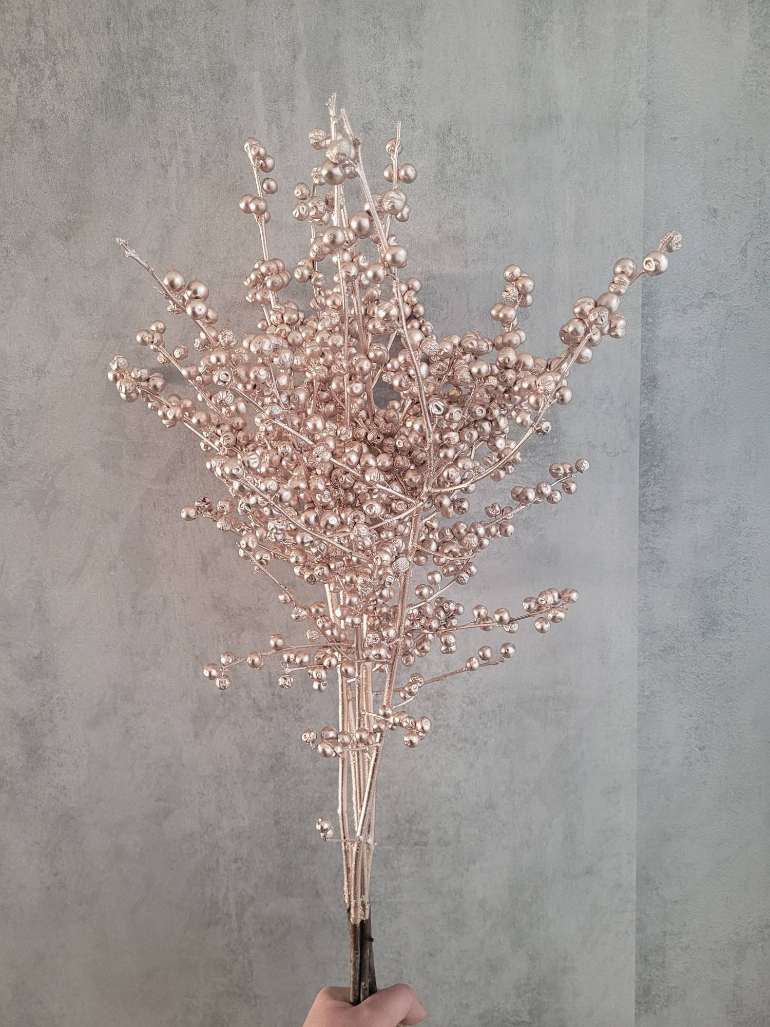 blumigo-wintergr-n-ilex-painted-champagne-zweigbund image 1