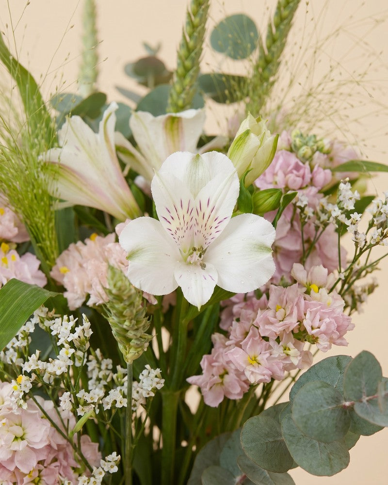 feey-rilio-perlenglanz-blumenstrauss-classic-mit-alstroemeria image 2